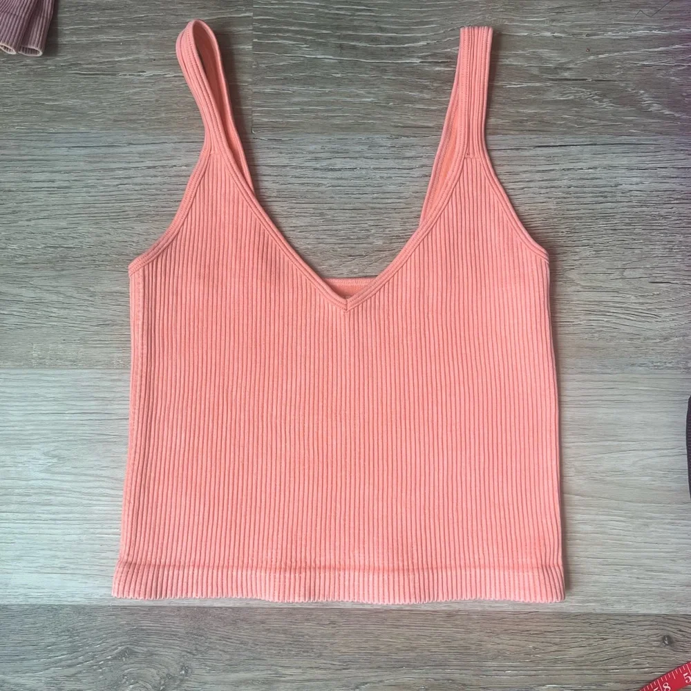 Bella Seamless cropped Coral Ribbed V-Neck Tank Top - Picture 7 of 8